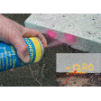 Illustration: Foto zeigt, wie mit einer Spraydose zwei rosa Punkte an die schmale Seite einer Steinplatte als Markierung angebracht werden; in der rechten, unteren Ecke zeigt ein darübergelegtes Foto eine gelbe Markierung (-0,20)