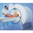 Illustration: Patient wird in röhrenförmigen Kernspintomographen geschoben